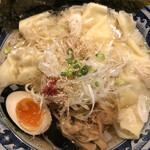 和風楽麺 四代目 ひのでや - ワンタンのほか、穂先メンマ、半分煮卵、板海苔、刻みネギ。