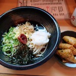 麺工房 こさん - 令和4年7月 ランチタイム
            おろしぶっかけうどん 500円
            うどん注文でいなり寿司3個無料サービス