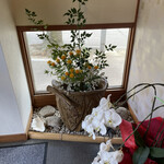 馳走 きむら - 玄関を入ると生花