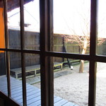 カフェしえと - 席から中庭を眺める