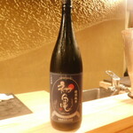 肉割烹 五平 - 初亀 特別純米の瓶