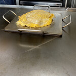 Okonomiyaki Matsuura - テーブル席でも鉄板皿で食べれます