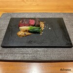 丸新 - 大和牛のハラミ焼ステーキと蒸し焼の蕪に韮の付合せ