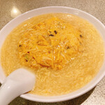 日の出飯店 - 卵スープの中に浮かぶ天津飯