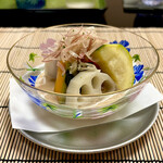 よし町 - 【前菜】冷し煮物
      南瓜 トマト 蓮根 ズッキーニ 小芋 打ち茗荷 胡麻だれ