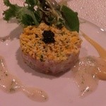 Furenchi Resutoran Roje - ミモザに仕上げた鯛と蟹のタルタル　キャビア添え　ルタバガのピュレと笠岡・田中さんの作った有機野菜のサラダ添えて