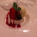 フレンチレストランロジェ - ヌガーパルフェアイスクリームと赤い果実