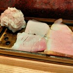 中華蕎麦 とみ田 - 焼売はアツアツのうちにパクっとね、