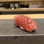 北新地 鮨 葵 - 握りのスタートは中トロ　サクッとしていて上品な脂と素晴らしい香りが楽しめるマグロでした