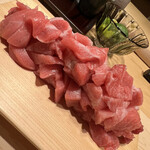 すが弥 - マグロ全部入りの太巻きの具材です、、マグロの北アルプスです