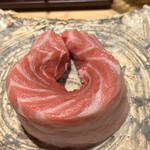 すが弥 - 豚のバラ肉では有りません。ボストンのクロマグロの砂擦り（蛇腹）です。いつも『その鞭でしばいて欲しい』とドMが呟くので、鞭に見立て皆さんの前におひろめです