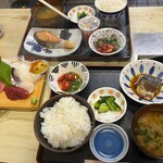 180345317 - 特選刺し身定食と焼魚しゃけ納豆つき