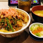 すき家 - ダブルニンニク牛丼大盛ツユダク750円 おしんこセット150円 