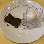 レストランMOMO - 桜味のアイスクリームとチョコブラウニー