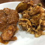 ダイニングカフェ 森のかくれん房 - キーマカレーとオムライスを取り分けた写真