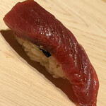 すが弥 - ボストンの踊り子さんの天端。中に青混ぜの海苔を挟みます。この握りが大好き