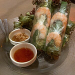 アジアンビストロDai  - 【ベトナム風生春巻き】チリソースとハチミツとナッツのソース２種付いてくる。ポーション大きめで◎