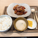 180357755 - 【2022年06月】ヤンニョムチキン定食890円、提供時。