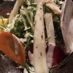 セットのサラダ 大量