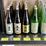 Shimizu Shuzou - 直販所に並べられた酒の一部。この日は左から三番めと四番めを頂きました。