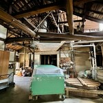 Shimizu Shuzou - 建屋正面の店舗スペースに入ると、酒蔵の様子をちょっと垣間見ることができます。