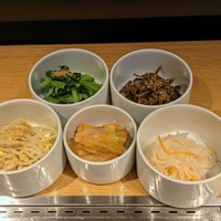 ビーフキッチン 恵比寿店 - ナムル４種盛りと白菜キムチは食べ放題