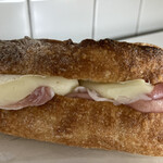 パサージュ ア ニヴォ - 生ハムカマンベールサンド480円