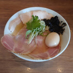 Niboshi Ramen Kogarasumaru - 味玉肉増し煮干ト鶏ノ拉麺（白）