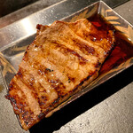 北海道焼肉 北うし - 自家製タレをチョイとつけていただく　肉の旨味が広がるぅ～　　びえい和牛ランプ