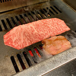 北海道焼肉 北うし - 焼しゃぶ　びえい和牛サーロイン　片面だけをサッと炙り、手前の様にクルりと丸める