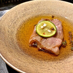 北海道焼肉 北うし - クルりと丸めたサーロインを出汁に絡めていただく　お肉が口の中で蕩ける～