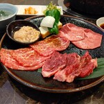 炭火焼き肉 金花郎 - ４種類の肉がついてきます。