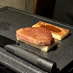 北海道焼肉 北うし - 〆のお食事へ　フィレ肉とトーストを焼き上げる