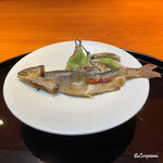 らん亭～ 美日庵 - 鮎の頭部と尻尾は油で揚げられています