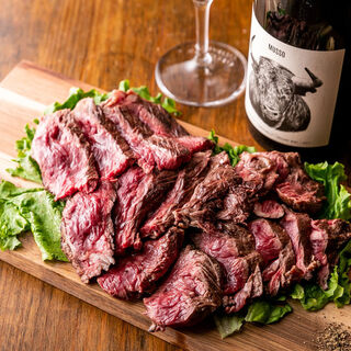 ボリューム満点！ローストビーフや肉寿司など自慢のお肉料理