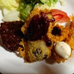 喫茶いち - おかずはミニハンバーグ、茄子フライ、
一口トンカツ、海老フライとなる。