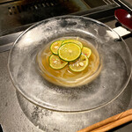 北海道焼肉 北うし - 酢橘冷麺　凍った薄切りのスダチがいいのです