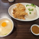 パッタイ - 揚げ鶏のせチキンライス900円