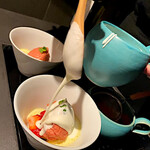 北海道焼肉 北うし - 甘味のいちごみるくは目の前で仕上げてくれる　底にはアングレーズソースがエスプーマ状に敷かれ苺、イチゴアイスに生クリームを廻しかけ