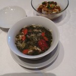 四川豆花飯荘 東京店 - 八宝茶　中身はジャスミン茶　紅なつめ　クコ　菊の花　百合根　龍眼　くるみ　氷砂糖２粒