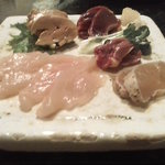 酒盃 - 比内地鶏の刺身　左上が珍しい白レバー