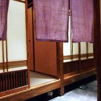 日本料理てら岡 中洲本店 - 店内は半個室ですので、落ち着いてお食事ができます。