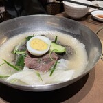 焼肉 冷麺 ユッチャン。 - 出汁が凍っていてシャリシャリの葛冷麺