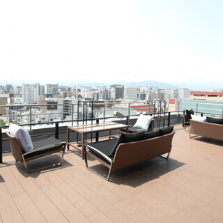 The 10th floor terrace has been renewed. A luxurious time to enjoy spectacular views and delicious sake