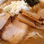 麺屋　新三 - 厚切りチャーシューに拘り煮卵‥