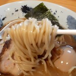 麺屋　新三 - 中太ストレート麺がスープとよく絡みます♪