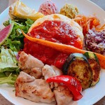 Vegetable Kitchen Uuma - ベジ盛りオムライス＆チキン　　　　　　　　　　　　　　レッドホットチリソース