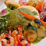 Vegetable Kitchen Uuma - ベジ盛りオムライス&シュリンプ　　　　　　　　　　バジル ＆グリーンベジタブルソース16雑穀米