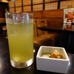 とんかつ にいむら - サービスで出していただいた冷たいお茶とお漬物。