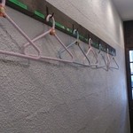 麺屋 天孫降臨 - 2013.3.26　ハンガーがあります。